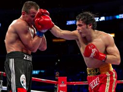 Sebastian Zbik (negro) de Alemania y el boxeador mexicano Julio Cesar Chavez Jr, durante el evento de box en el Staples Center.MEXSPORT  /