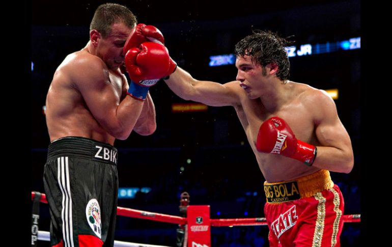 Sebastian Zbik (negro) de Alemania y el boxeador mexicano Julio Cesar Chavez Jr, durante el evento de box en el Staples Center.MEXSPORT  /