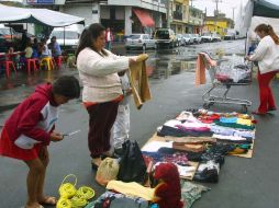 Tianguis en la Colonia Ferrocarril, donde algunos comerciantes exhiben la ropa usada en el suelo. ARCHIVO.  /