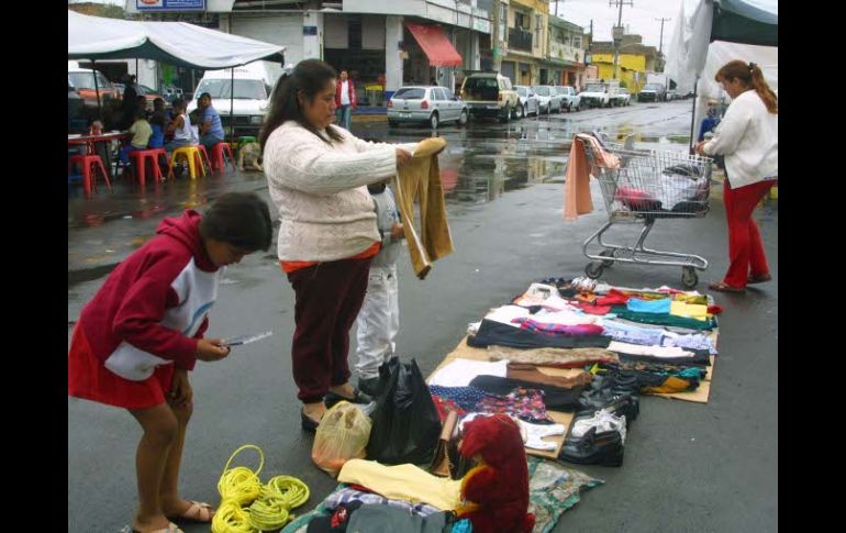 Tianguis en la Colonia Ferrocarril, donde algunos comerciantes exhiben la ropa usada en el suelo. ARCHIVO.  /