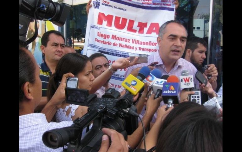 El legislador Salvador Caro Cabrera en la colocación de “multa” al titular de la SVyT “por su pésimo desempeño”. ESPECIAL  /