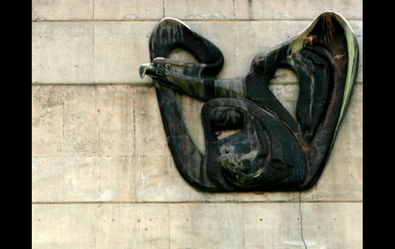 Escudo afuera de una de las clínicas del IMSS. ARCHIVO  /