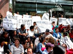 Manifestantes clausuran de manera simbólica la sede de la Oficina Binacional de Inteligencia Plan Mérida. NTX  /