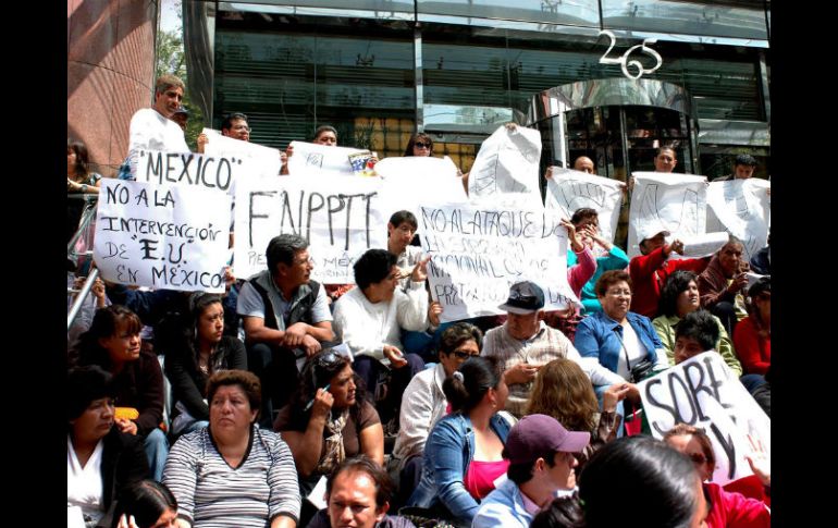 Manifestantes clausuran de manera simbólica la sede de la Oficina Binacional de Inteligencia Plan Mérida. NTX  /