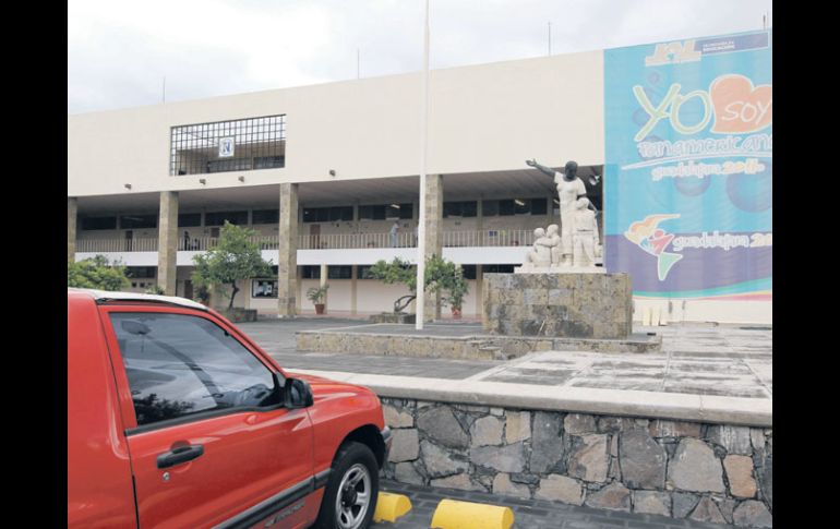 El edificio de la Escuela Normal luce logos de promoción de los Juegos. A. CAMACHO  /