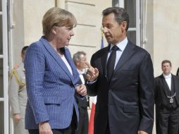 Angela Merkel y Sarkozy se reunieron para tratar de calmar a los mercados sobre la solidez de las economías europeas. EFE  /