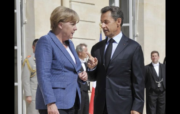 Angela Merkel y Sarkozy se reunieron para tratar de calmar a los mercados sobre la solidez de las economías europeas. EFE  /