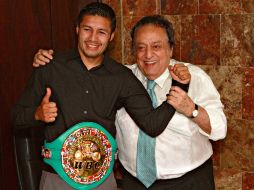 Jhonny Gonzalez recibió su certificado del titulo pluma en manos de José Sulaiman. MEXSPORT  /