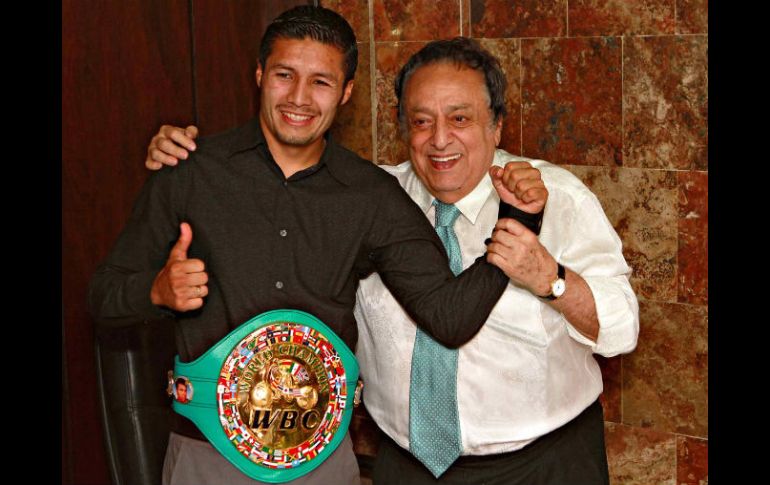 Jhonny Gonzalez recibió su certificado del titulo pluma en manos de José Sulaiman. MEXSPORT  /