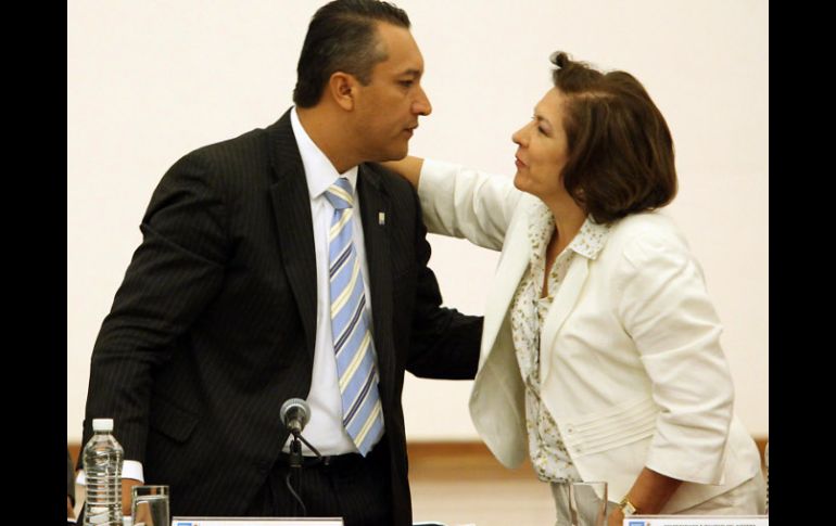 Francisco Blake e Isabel Miranda de Wallace durante la reunión de hoy. EL UNIVERSAL  /