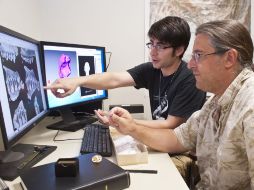 Jonathan Bloch (d), y Stephen Chester (i) analizando los dientes fosilizados de un Teilhardina. EFE  /