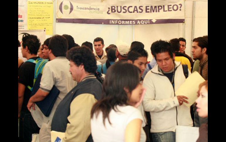 Unas 500 personas de todas las edades, en su mayoría jóvenes, acudieron a buscar una oportunidad laboral a la Plaza Tapatía. ARCHIVO  /