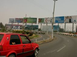 La prioridad será el retiro de espectaculares que tienen un problema de riesgo, cerca del aeropuerto. ARCHIVO  /