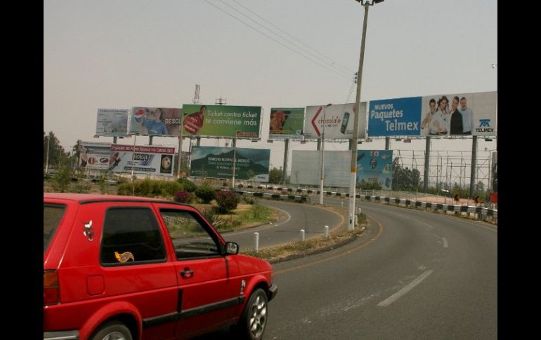 La prioridad será el retiro de espectaculares que tienen un problema de riesgo, cerca del aeropuerto. ARCHIVO  /