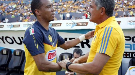 Adolfo Rosinei (I) de América saluda a Ricardo Ferreti (D) de Tigres, durante juego de la semana 5 del Apertura. MEXSPORT  /