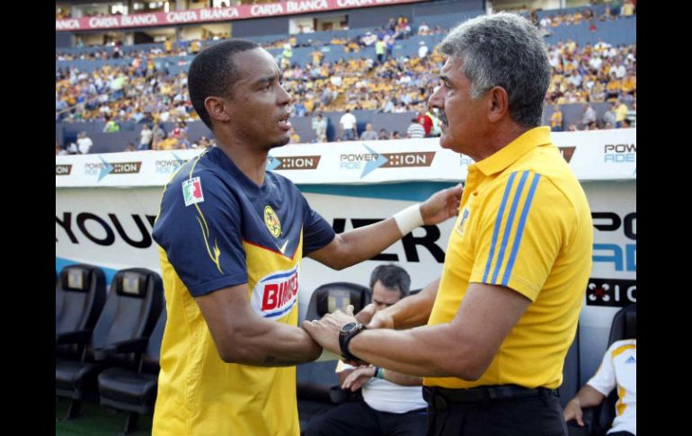 Adolfo Rosinei (I) de América saluda a Ricardo Ferreti (D) de Tigres, durante juego de la semana 5 del Apertura. MEXSPORT  /