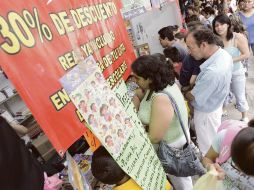 La feria de regreso a clases del Parque Morelos ofrece artículos escolares de bajo costo. S. NÚÑEZ  /