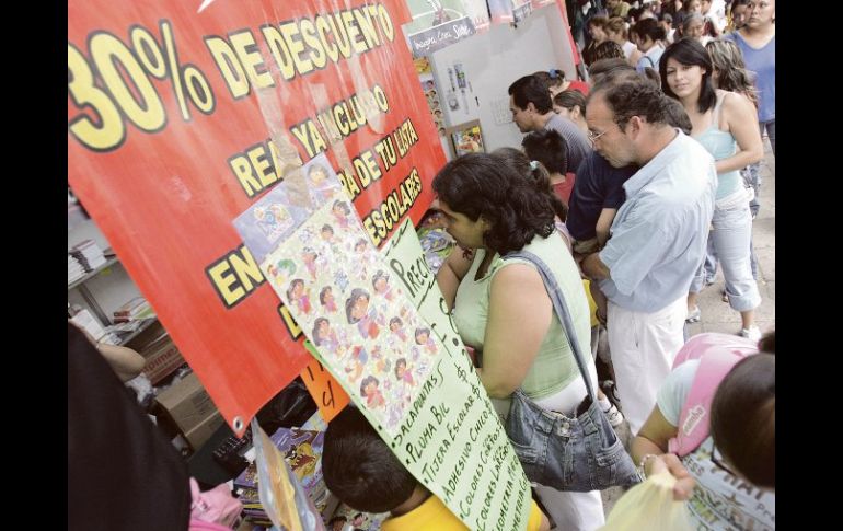 La feria de regreso a clases del Parque Morelos ofrece artículos escolares de bajo costo. S. NÚÑEZ  /