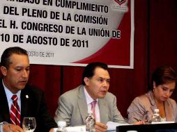 Los secretarios Francisco Blake y Patricia Espinosa con el senador René Arce, en la reunión con legisladores. EL UNIVERSAL  /