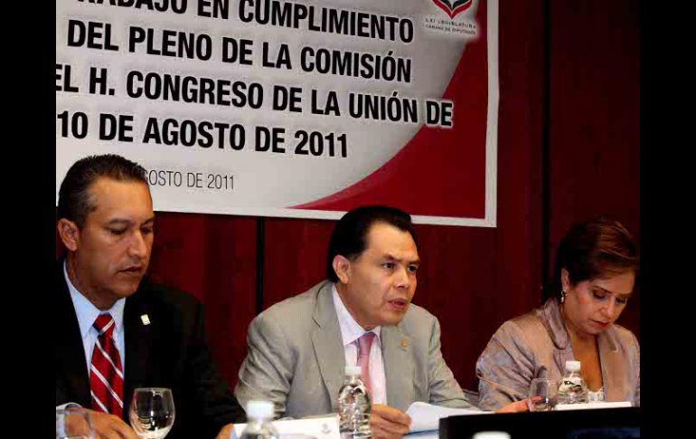 Los secretarios Francisco Blake y Patricia Espinosa con el senador René Arce, en la reunión con legisladores. EL UNIVERSAL  /