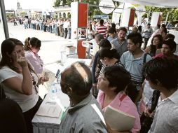 Personas de todas las edades, en su mayoría jóvenes, recorrieron las áreas donde se ofrecían vacantes. A. GARCÍA  /