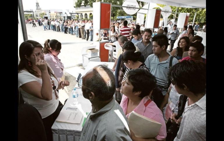 Personas de todas las edades, en su mayoría jóvenes, recorrieron las áreas donde se ofrecían vacantes. A. GARCÍA  /