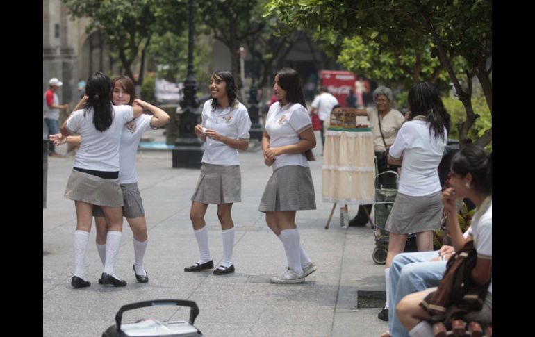 La Asociación Estatal de Padres de Familia dice que hay secundarias en las que se obliga a comprar los uniformes. ARCHIVO  /