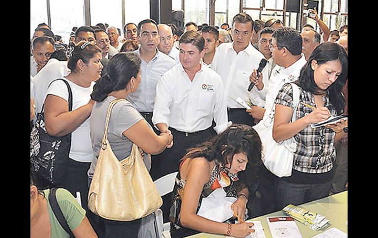 Jóvenes y adultos asisten al evento que da apertura al programa para el empleo. EL UNIVERSAL  /