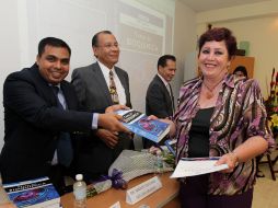 La doctora María Rosalva Ruiz recibe reconocimiento durante el evento. M. FREYRÍA  /