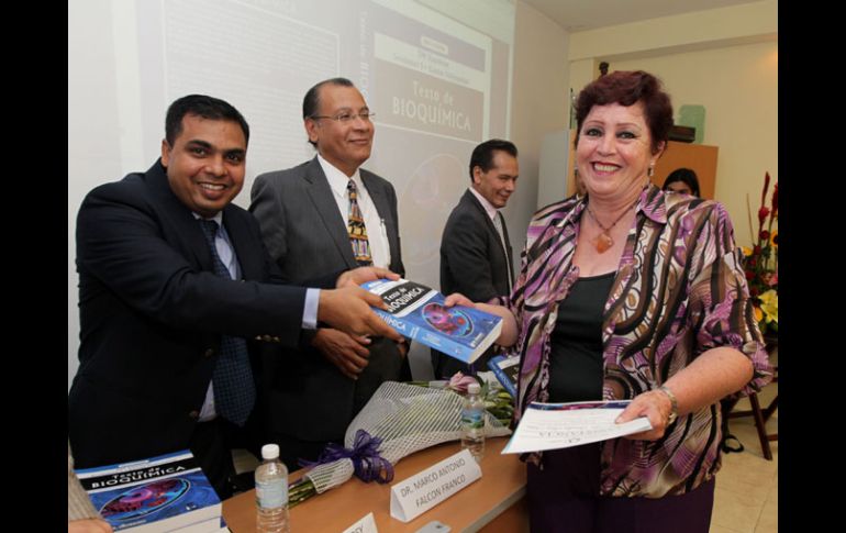 La doctora María Rosalva Ruiz recibe reconocimiento durante el evento. M. FREYRÍA  /