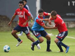 Los jugadores de Chivas se preparan para el encuentro perteneciente a la Jornada Seis del Torneo Apertura, ante Monterrey. MEXSPORT  /