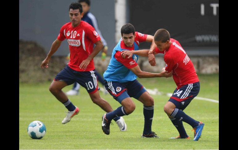 Los jugadores de Chivas se preparan para el encuentro perteneciente a la Jornada Seis del Torneo Apertura, ante Monterrey. MEXSPORT  /