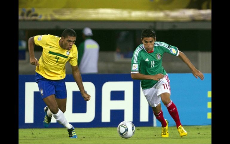 El seleccionado Sub-20, Ulises Dávila (D), dijo que no se ha hablado nada sobre salir de Chivas. MEXSPORT  /