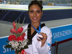 Ollin Medina muestra la presea de bronce obtenida en competencia de taekwondo, modalidad de formas. ESPECIAL  /