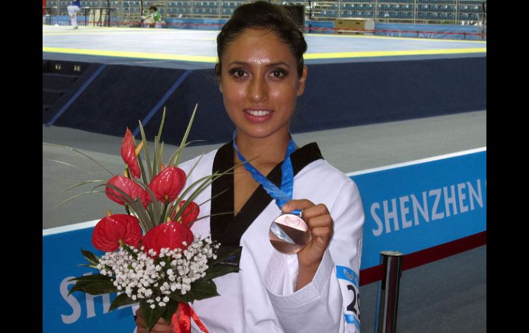 Ollin Medina muestra la presea de bronce obtenida en competencia de taekwondo, modalidad de formas. ESPECIAL  /