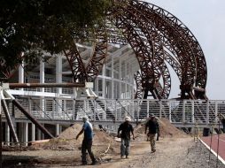 La decisión de aplazar la apertura del estadio se tomó luego de un recorrido para verificar el avance de las obras. A. HINOJOSA  /