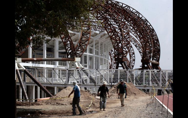 La decisión de aplazar la apertura del estadio se tomó luego de un recorrido para verificar el avance de las obras. A. HINOJOSA  /