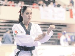 Ollin Medina muestra la medalla de bronce que conquistó ayer en la final de formas. ESPECIAL  /