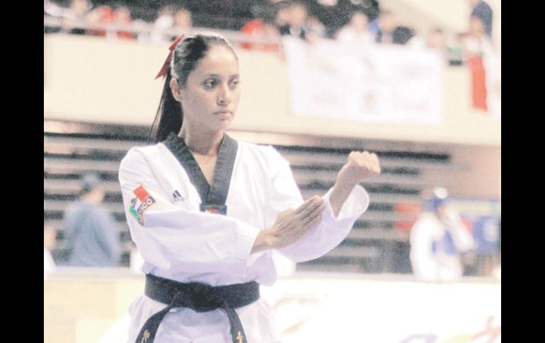 Ollin Medina muestra la medalla de bronce que conquistó ayer en la final de formas. ESPECIAL  /