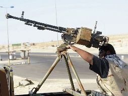 Un rebelde libio prepara un arma a las puertas de Ajdabiya. EFE  /