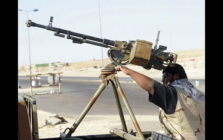 Un rebelde libio prepara un arma a las puertas de Ajdabiya. EFE  /