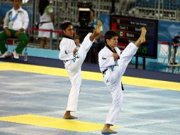 Ollin Medina y Gerardo García, durante competencia de taekwando en el Conference and Exhibition Center de Shenzhen. ESPECIAL  /