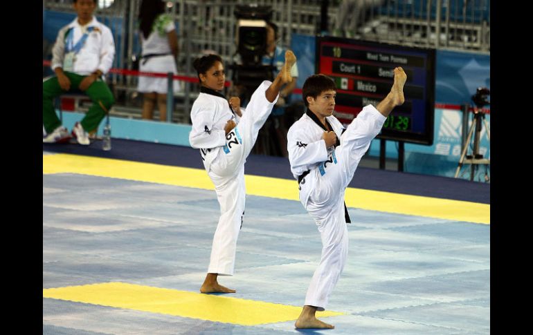 Ollin Medina y Gerardo García, durante competencia de taekwando en el Conference and Exhibition Center de Shenzhen. ESPECIAL  /