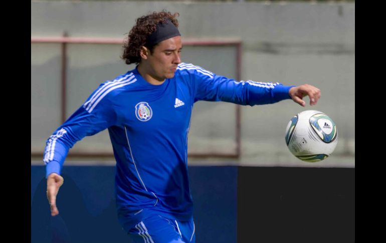 Se encuentra en las 'manos' de Guillermo Ochoa el triunfo de su equipo el dia de mañana. MEXSPORT  /