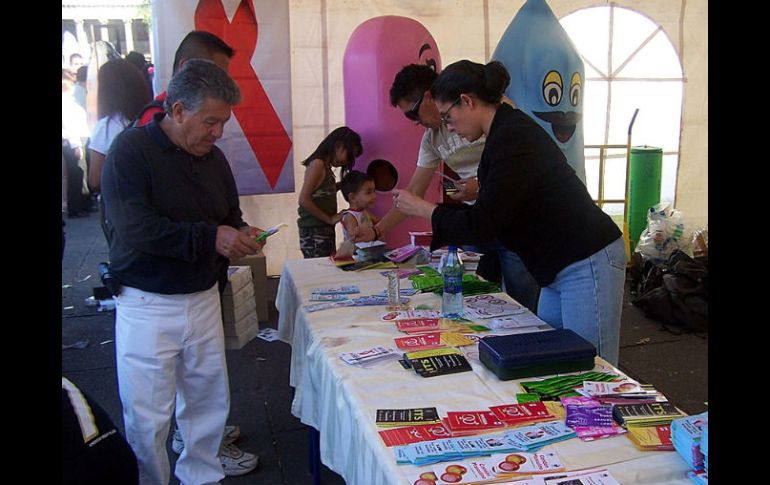 El Coesida entregará paquetes que contengan, además de información sobre el VIH, preservativos. ARCHIVO  /