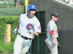 El bateador de los Cachorros de Chicago, Tyler Colvin, reacciona después de conectar el hit que produjo la carrera. AFP  /