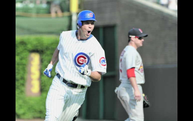 El bateador de los Cachorros de Chicago, Tyler Colvin, reacciona después de conectar el hit que produjo la carrera. AFP  /