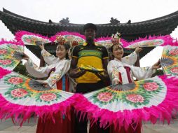 Usain Bolt posando con sus tenis en Daegu. REUTERS  /