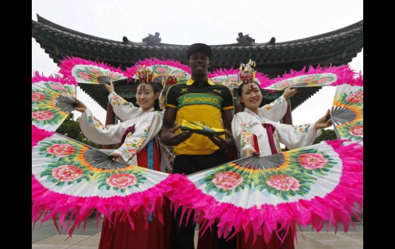 Usain Bolt posando con sus tenis en Daegu. REUTERS  /