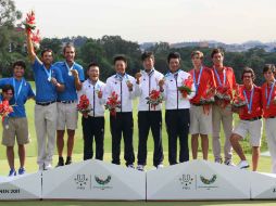 El equipo de medallistas de oro de Japón (C), el de plata de Italia (I) y el de los medallistas de bronce de México. NOTIMEX  /